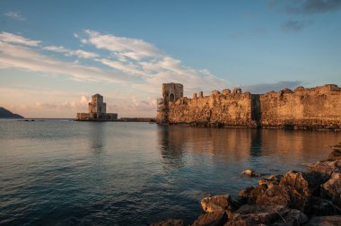 Deniz manzarası ve Methoni Kalesi'nin kalıntıları
