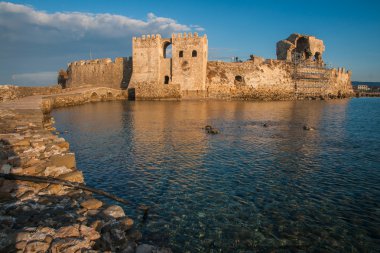 Deniz manzarası ve Methoni Kalesi'nin kalıntıları