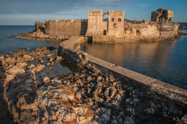 Deniz manzarası ve Methoni Kalesi'nin kalıntıları