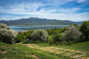 Adamın yanına Prespa Gölü, Yunanistan