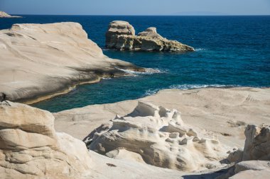 Manzaralarıyla beach Sarakiniko, Milos, Yunanistan