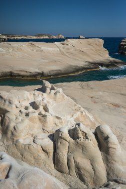 Manzaralarıyla beach Sarakiniko, Milos, Yunanistan