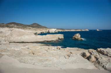 Manzaralarıyla beach Sarakiniko, Milos, Yunanistan