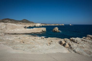 Manzaralarıyla beach Sarakiniko, Milos, Yunanistan