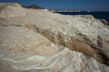 Manzaralarıyla beach Sarakiniko, Milos, Yunanistan