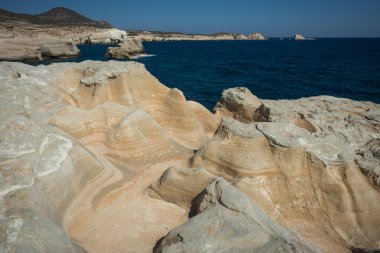 Manzaralarıyla beach Sarakiniko, Milos, Yunanistan