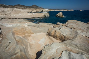 Manzaralarıyla beach Sarakiniko, Milos, Yunanistan