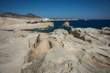 Manzaralarıyla beach Sarakiniko, Milos, Yunanistan