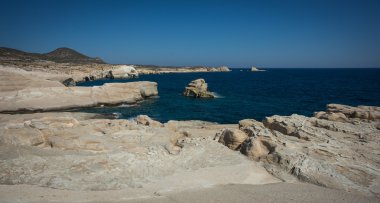 Manzaralarıyla beach Sarakiniko, Milos, Yunanistan