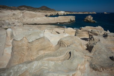 Manzaralarıyla beach Sarakiniko, Milos, Yunanistan