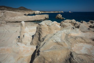 Manzaralarıyla beach Sarakiniko, Milos, Yunanistan
