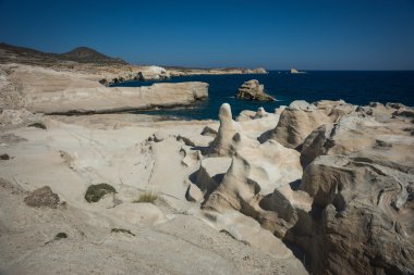 Manzaralarıyla beach Sarakiniko, Milos, Yunanistan
