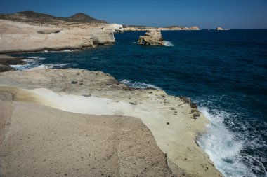 Manzaralarıyla beach Sarakiniko, Milos, Yunanistan