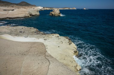 Manzaralarıyla beach Sarakiniko, Milos, Yunanistan