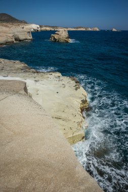 Manzaralarıyla beach Sarakiniko, Milos, Yunanistan