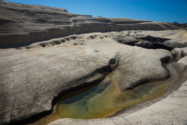 Manzaralarıyla beach Sarakiniko, Milos, Yunanistan