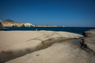 Manzaralarıyla beach Sarakiniko, Milos, Yunanistan