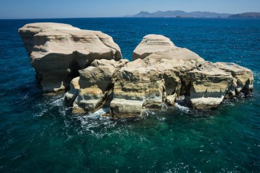 Manzaralarıyla beach Sarakiniko, Milos, Yunanistan