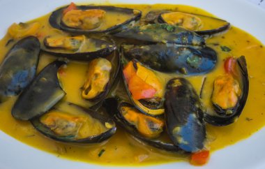 Limon-hardal soslu midye