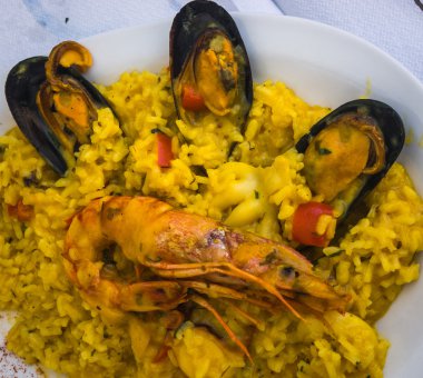 Midye ve karides deniz ürünleri risotto