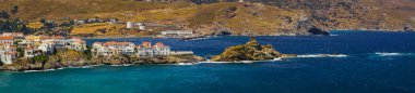 Panoramik şehir Andros, Yunanistan