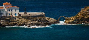 Eski Köprü'den, küçük ada