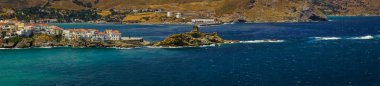 Panoramik şehir Andros, Yunanistan