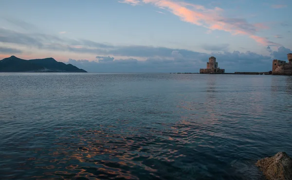 Paisaje marino y ruinas de la fortaleza de Methoni — Foto de Stock