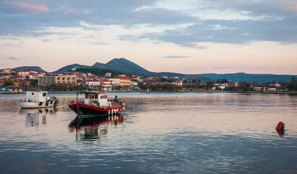 Vissersboten in baai in de buurt van Methoni — Stockfoto