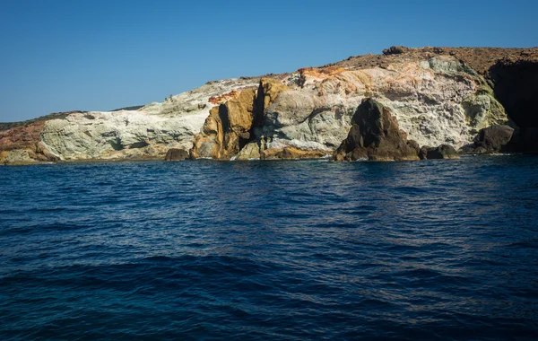 Γραφικούς βράχους κοντά στο νησί Μήλος — Φωτογραφία Αρχείου