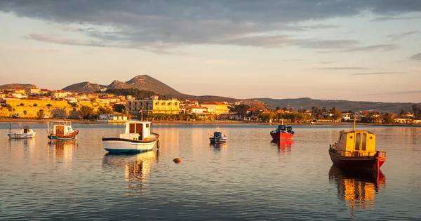 Vissersboten in baai in de buurt van Methoni — Stockfoto