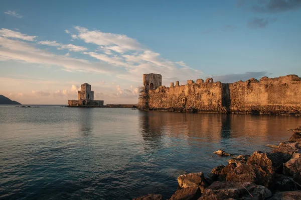 Seascape and ruins of fortress of Methoni — Stock Photo, Image