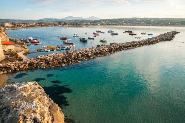 Vissersboten in baai in de buurt van Methoni — Stockfoto