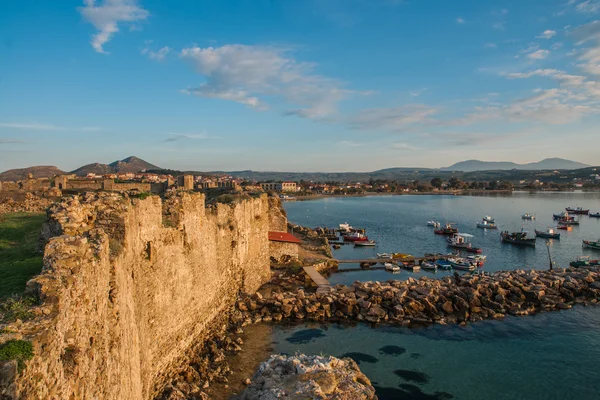 Fort van Methoni met vissersboten, Peloponnesos — Stockfoto