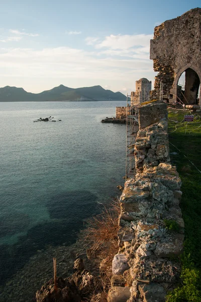 Paysage marin et ruines de la forteresse de Methoni — Photo