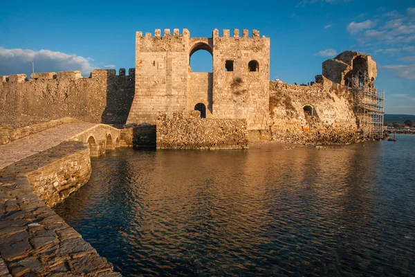 Seascape and ruins of fortress of Methoni — Stock Photo, Image