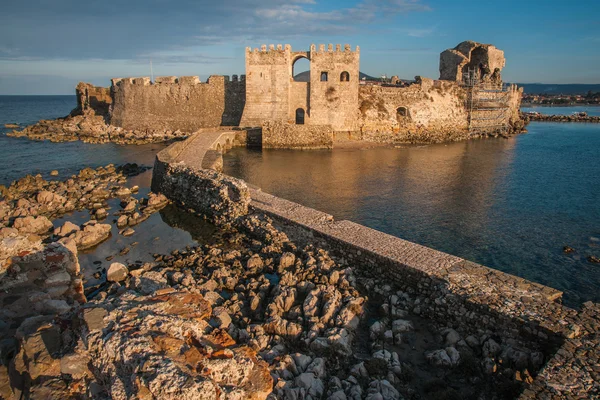 Paysage marin et ruines de la forteresse de Methoni — Photo