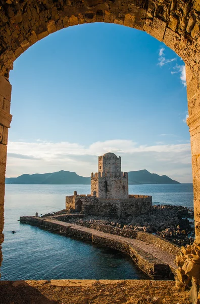 Paysage marin et ruines de la forteresse de Methoni — Photo