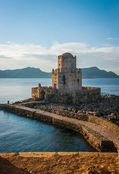 Paisaje marino y ruinas de la fortaleza de Methoni — Foto de Stock