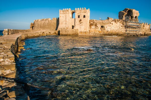 Paysage marin et ruines de la forteresse de Methoni — Photo