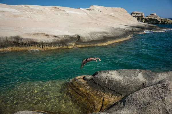 Chica saltando al agua, playa Sarakiniko — Foto de Stock