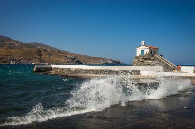 Küçük beyaz kilise plajda, Andros