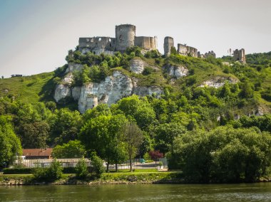 Nehir kıyısında antik kale kalıntıları