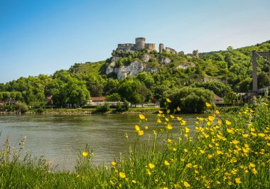 Nehir kıyısında antik kale kalıntıları