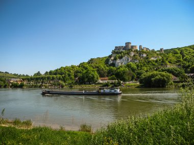 Nehir kıyısında antik kale kalıntıları