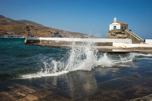 Mały biały kościół na plaży, Andros — Zdjęcie stockowe