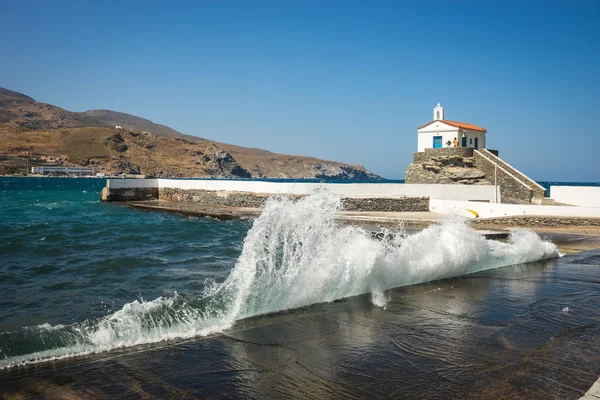 Kleine witte kerk op strand, Andros — Stockfoto