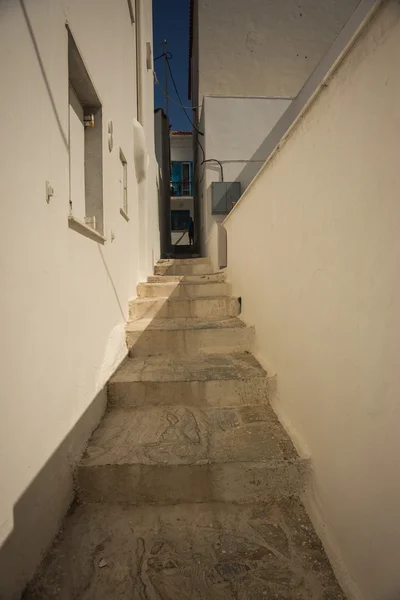 Calle con casas blancas en la isla de Andros —  Fotos de Stock