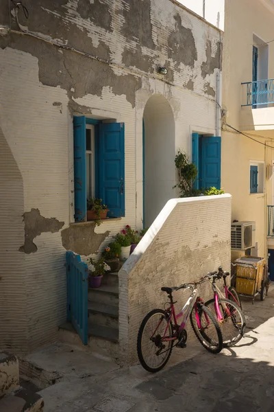 Rua com casas brancas na ilha de Andros — Fotografia de Stock