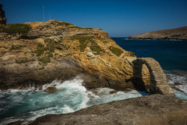 Oude brug naar het kleine eiland, Andros — Stockfoto